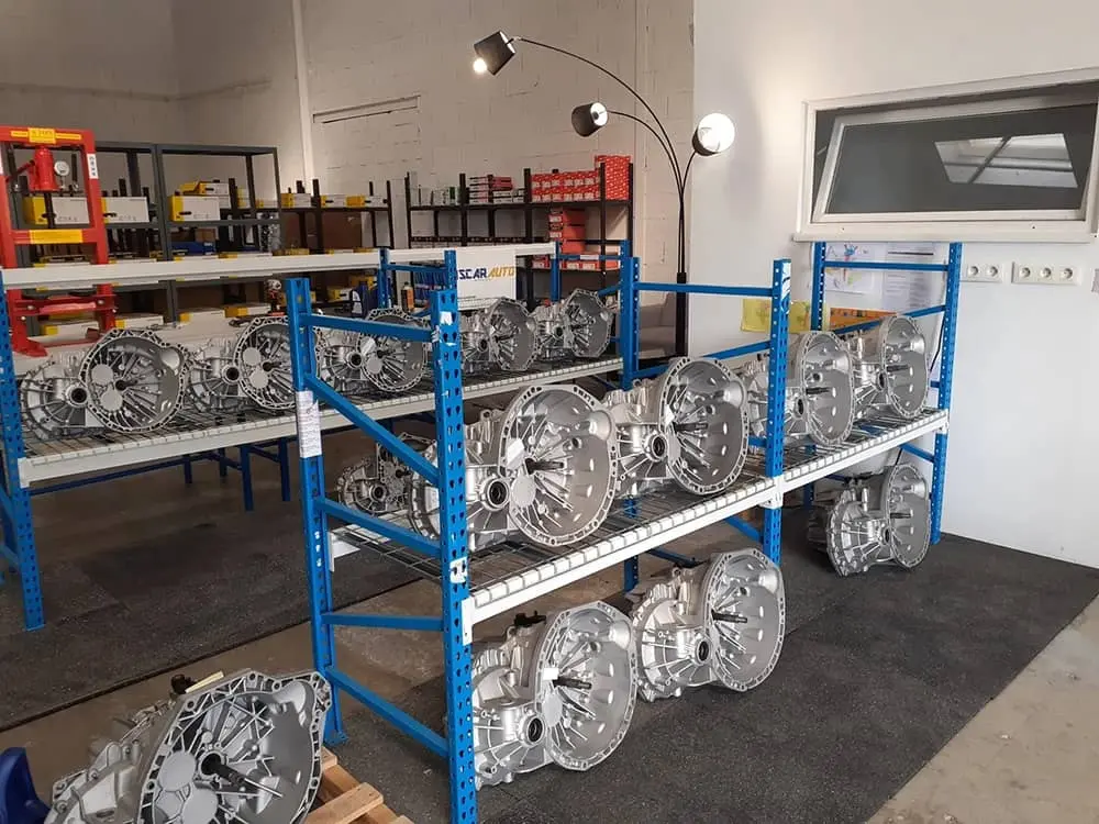 Un Grand Stock de Boîtes de Vitesses Un Grand Stock de Boîtes de Vitesses